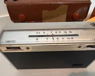 Hitachi Transistor 8 Model WH-822H Portable Radio