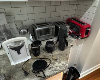 Assorted Kitchen Appliance and Gadget Lot with Cuisinart Blender/Food Processor