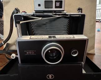 Polaroid Automatic 250 Land Camera