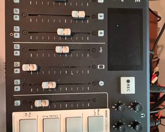 RØDE RØDECaster Pro Podcast Production Studio