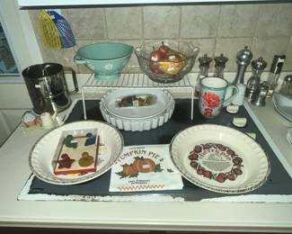 COLLECTIBLE PIE PLATES