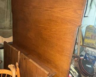 LARGE TABLE w/ 2 LEAVES & SCULPTURED LEGS