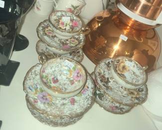 VINTAGE CHINTZ CUPS & SAUCERS