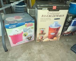 ICE CREAM MAKERS IN BOX