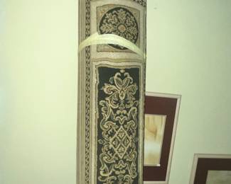 LARGE BEAUTIFUL AREA RUG