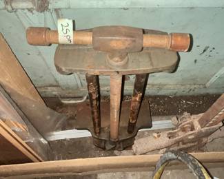 ANTIQUE BENCH VISE