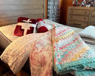 Serta Queen mattress . Excellent condition $800