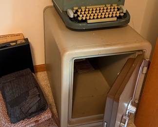 SAFE & UNDERWOOD TYPEWRITER