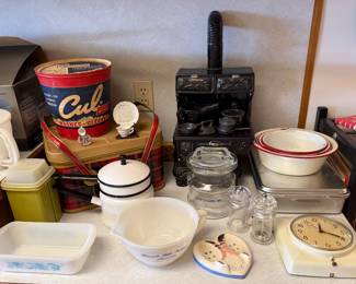 LOTS OF KITCHENWARE! 