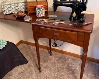 VINTAGE SINGER SEWING MACHINE & SEWING NOTIONS 