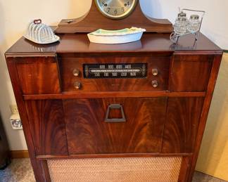 VINTAGE PHILCO RADIO & RECORD PLAYER CONSOLE 1940’S
