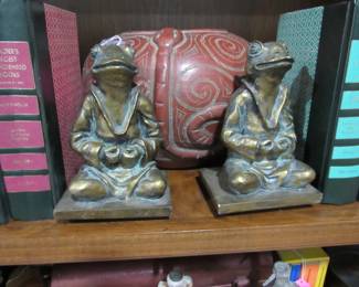 Frog bookends