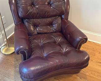 Lovely, looks new, leather chair