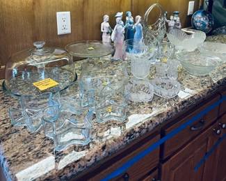 Collectors items of crystal and figurines