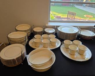Lenox Solitaire 10 Place setting with extras