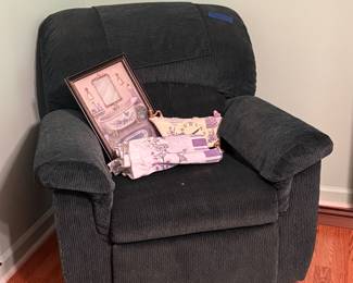Green recliner, like new
