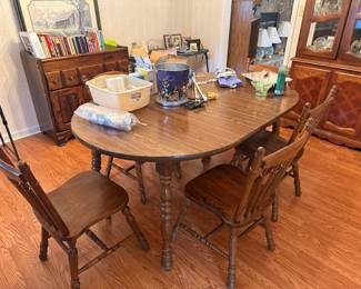 Dining table w/ removable leaves. 6 chairs