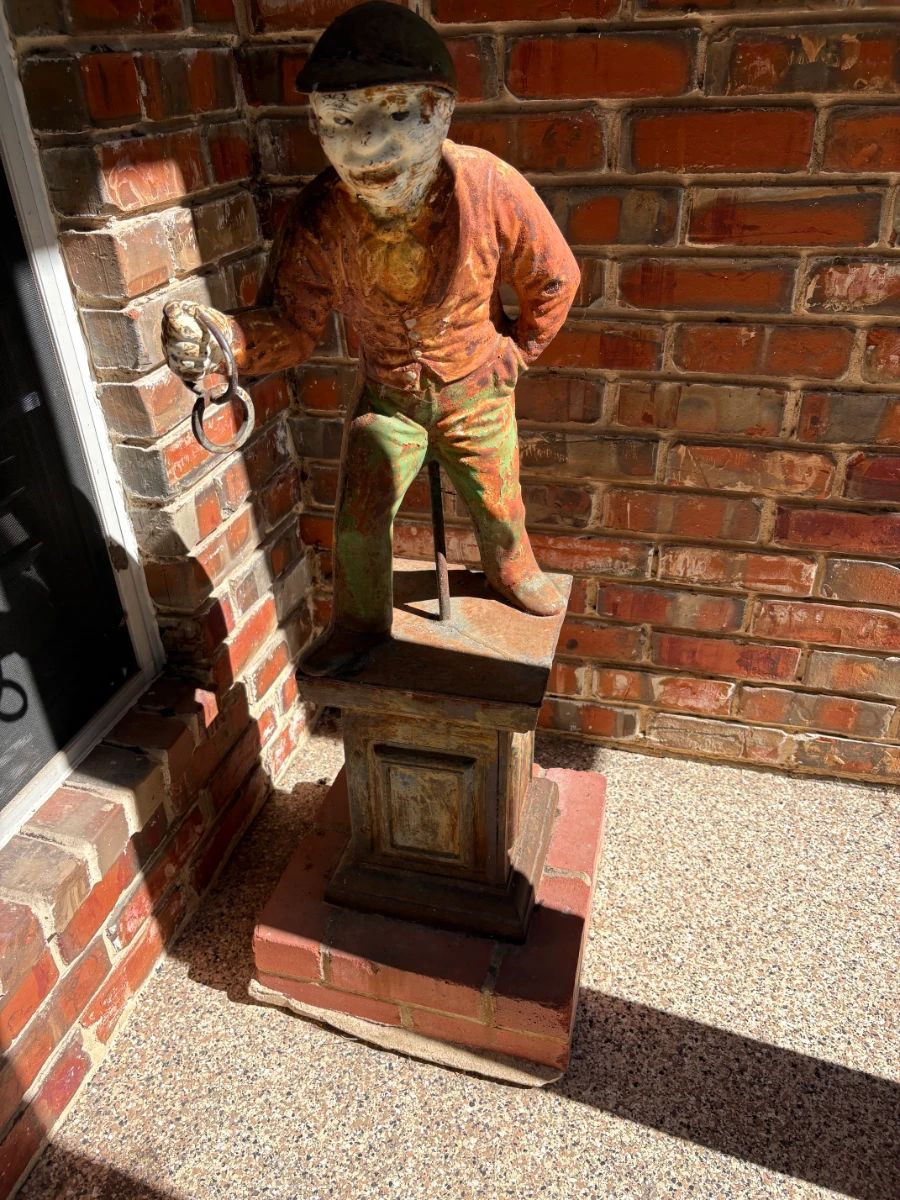 CIRCA 1900 JOCKO THE JOCKEY ITCHING POST YARD MAN.