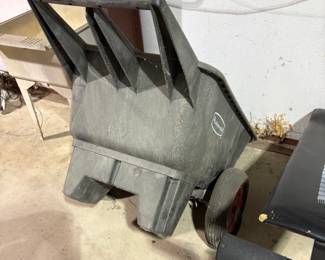 RUBBERMADE GARDEN TOTE NEEDS TIRES.