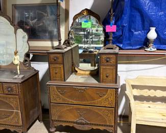 ANTIQUE DRESSER WITH MIRROR AND LAMPS.
