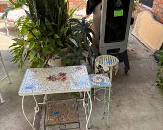MORE NICE PATIO FURNITURE. AND A NICE SMOKER.
