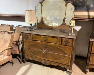 ANTIQUE DRESSER WITH TRIPLE MIRROR.