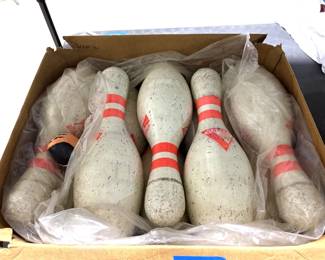 FULL SET OF PROFESIONAL BOWLING ALLEY PINS.