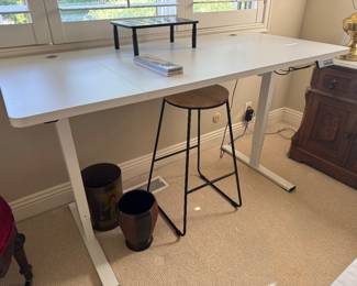 Sit stand desk / electric height adjustable