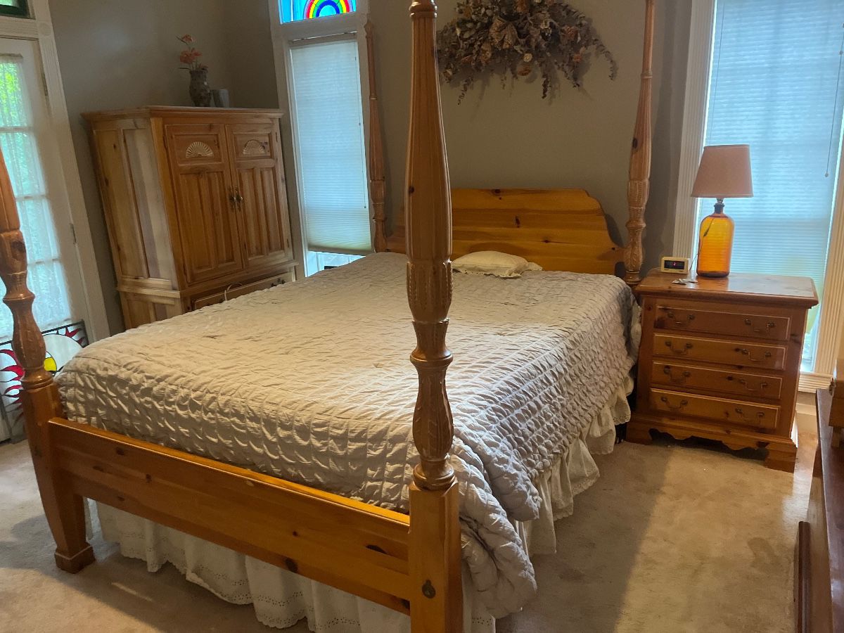 Queen poster bed