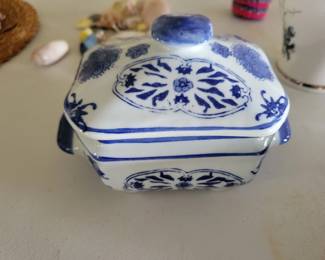 Blue and white porcelain covered dish