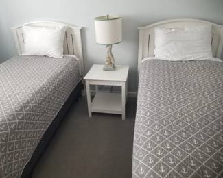 Twin beds; nightstand; table lamp