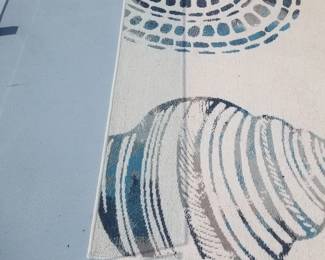 Indoor/outdoor shell motif rug