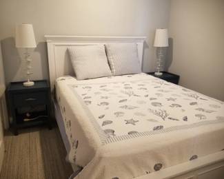 Queen bed; nightstans; table lamps