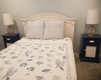 Queen bed; nightstands; table lamps