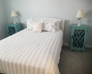 Queen bed; end tables; table lamps