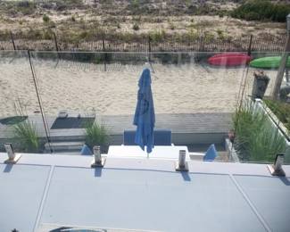 Glass panel railing system