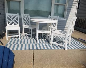 Polyresin dining set seats 4; indoor/outdoor rug