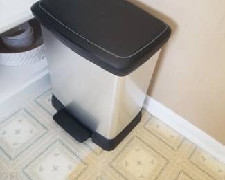 Step trash can