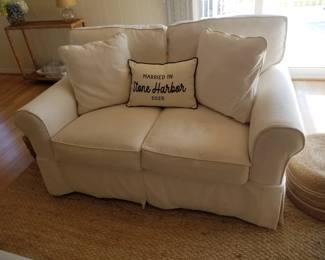 Casual & comfortable loveseat