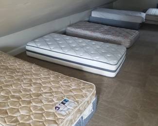 Single bed mattresses and box springs