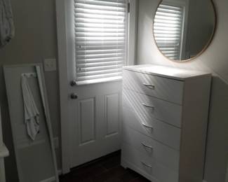 5-drawer dresser; mirror