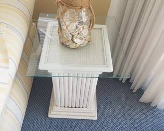 Pedestal table