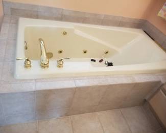Spa tub