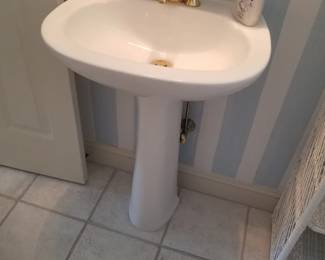 Pedestal sink