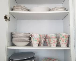 Pretty floral dishware set