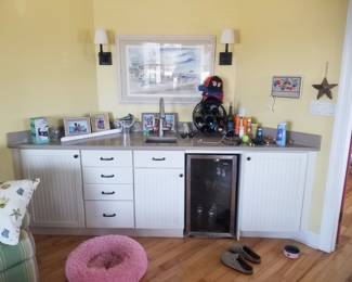 Wet bar; wine cooler