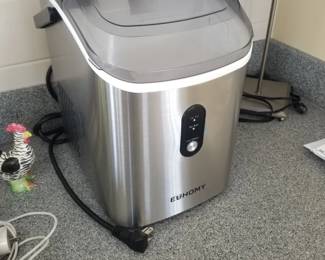 Countertop icemaker