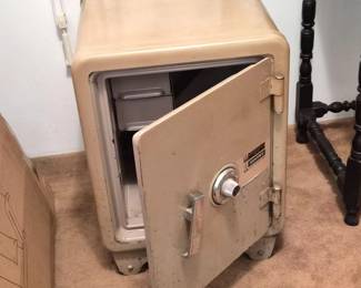 HeavyDutyVintageSentryFloorSafeonWheelsRead