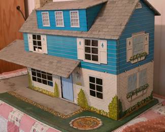Vintage metal dollhouse and furniture pieces