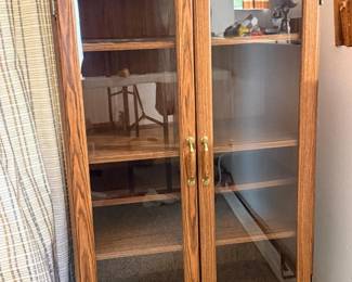 127 TraditionalOakFinishDisplayCabinetwithGlassDoors